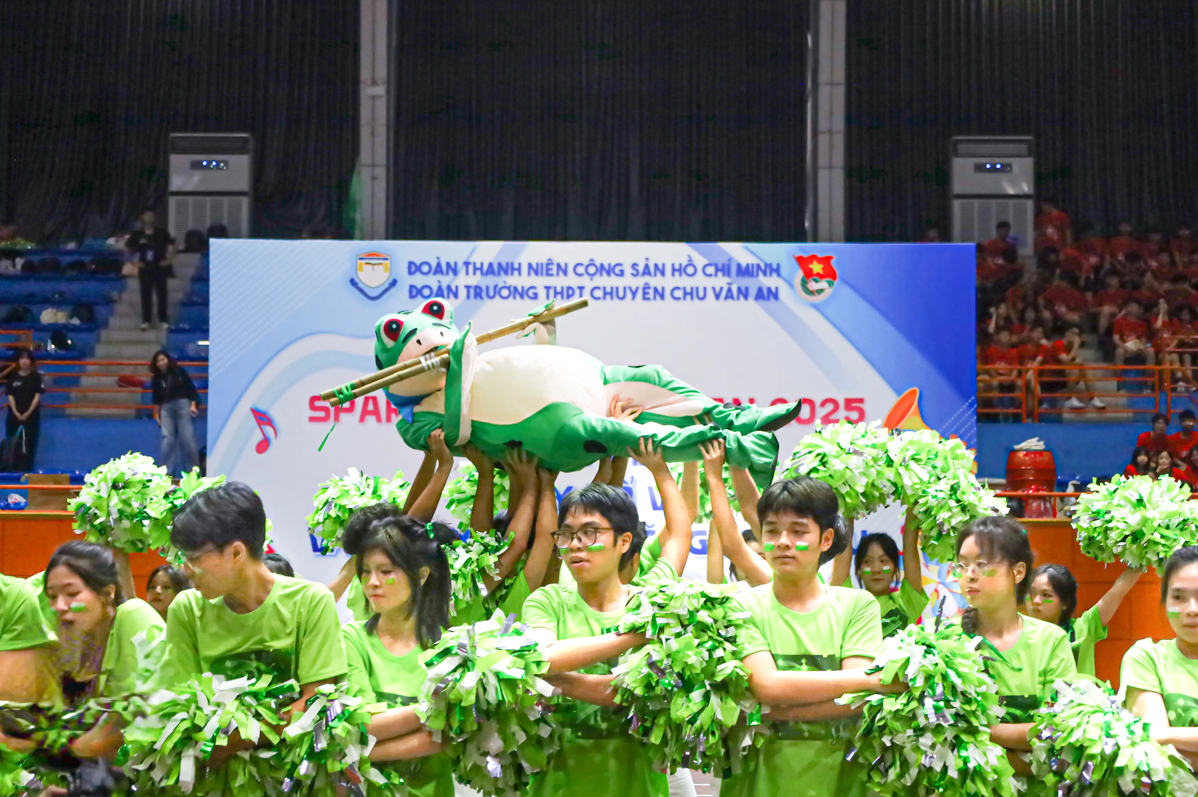 8 nhà trước giờ biểu diễn